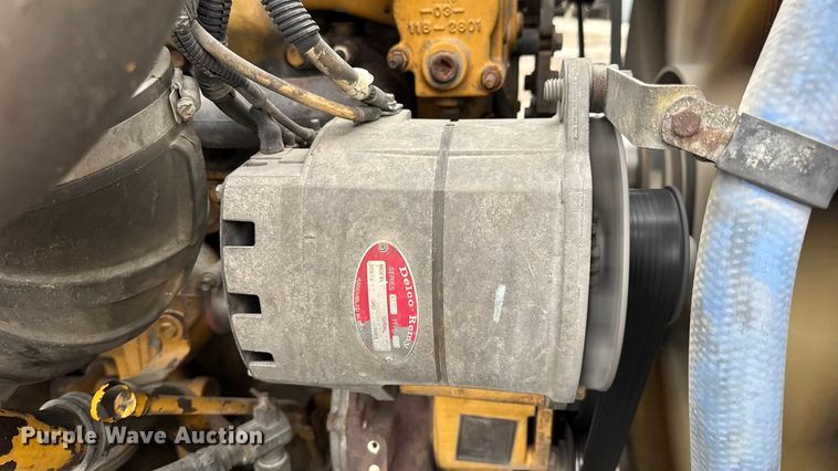 image for item DW6657 2004 Kenworth T800 semi truck