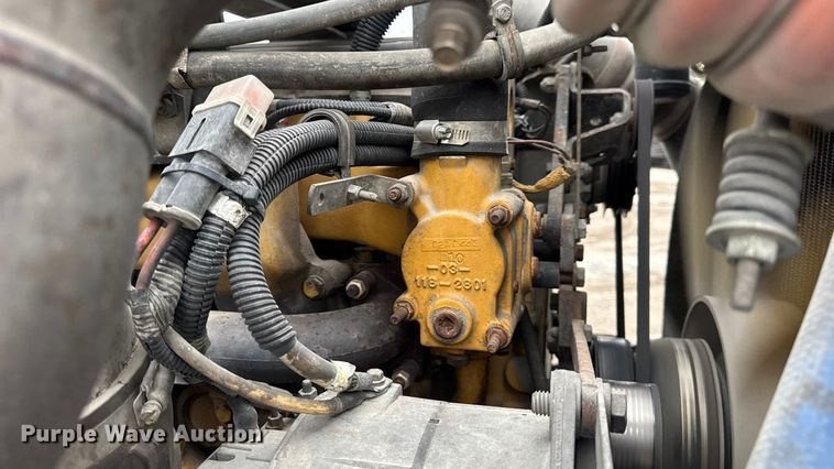 image for item DW6657 2004 Kenworth T800 semi truck