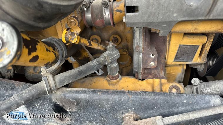 image for item DW6657 2004 Kenworth T800 semi truck