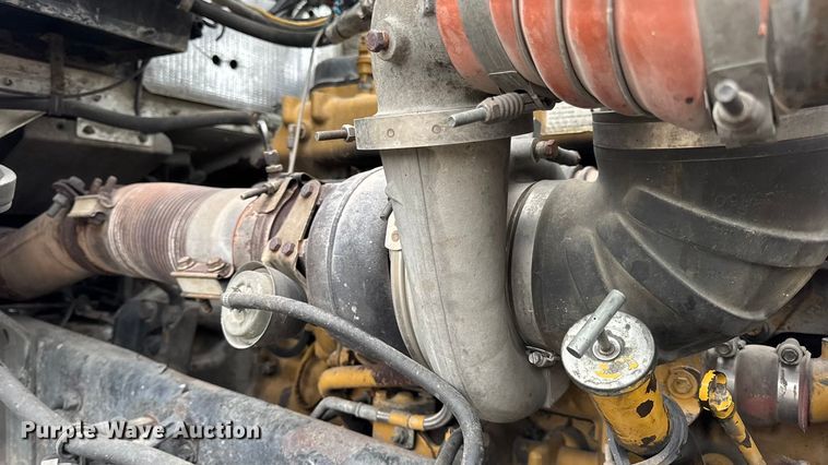 image for item DW6657 2004 Kenworth T800 semi truck