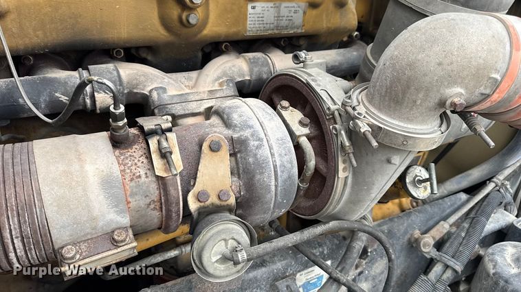 image for item DW6657 2004 Kenworth T800 semi truck