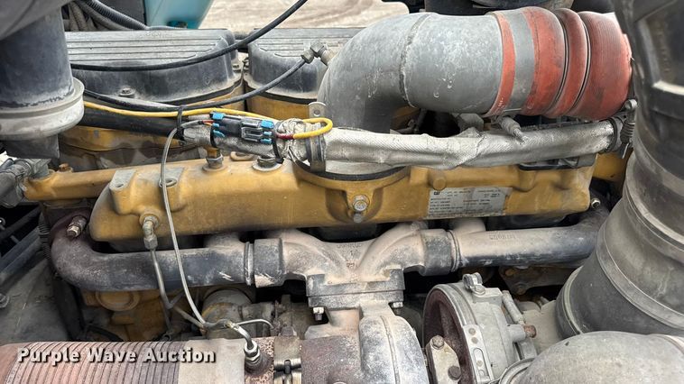 image for item DW6657 2004 Kenworth T800 semi truck