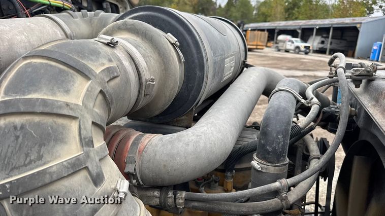 image for item DW6657 2004 Kenworth T800 semi truck