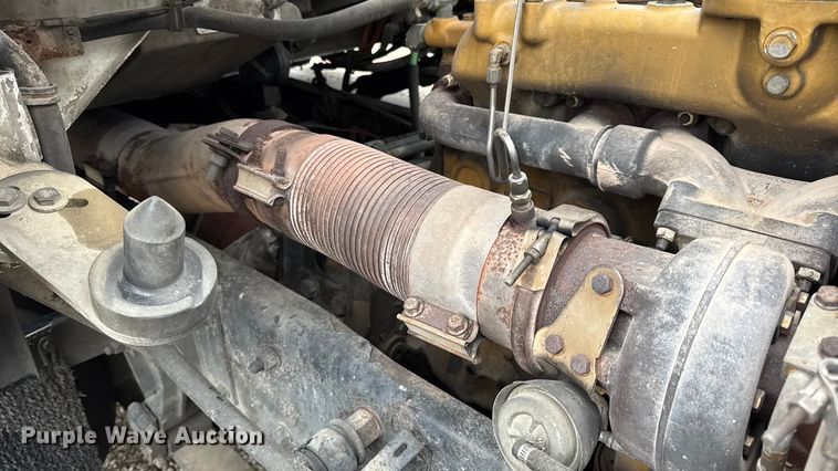 image for item DW6657 2004 Kenworth T800 semi truck