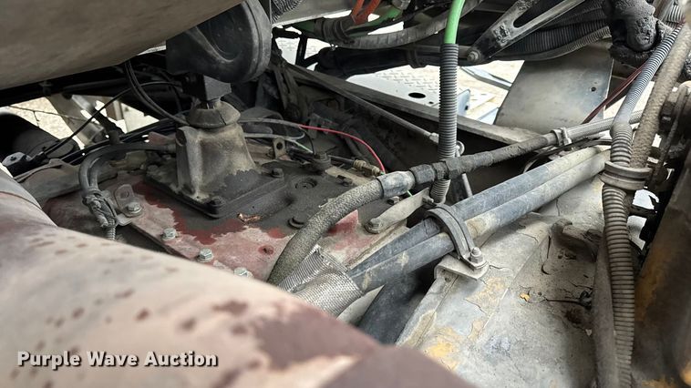 image for item DW6657 2004 Kenworth T800 semi truck