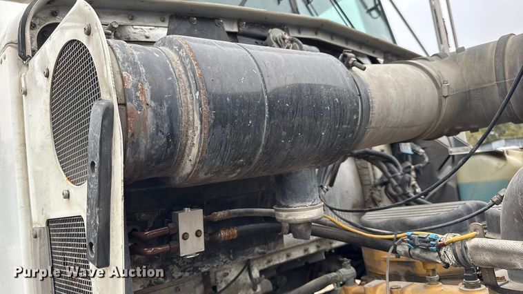 image for item DW6657 2004 Kenworth T800 semi truck