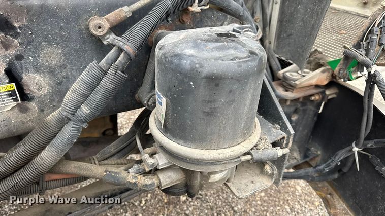 image for item DW6657 2004 Kenworth T800 semi truck