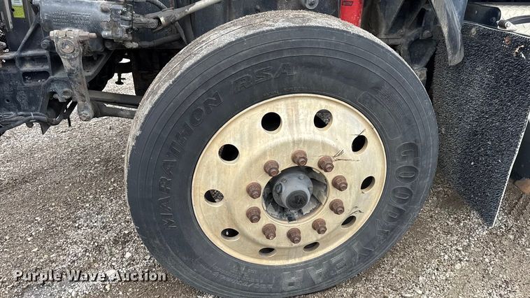 image for item DW6657 2004 Kenworth T800 semi truck