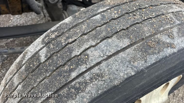 image for item DW6657 2004 Kenworth T800 semi truck