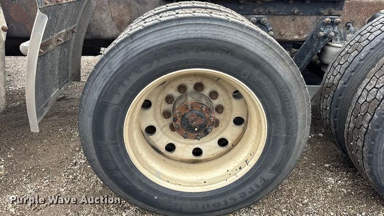 image for item DW6657 2004 Kenworth T800 semi truck