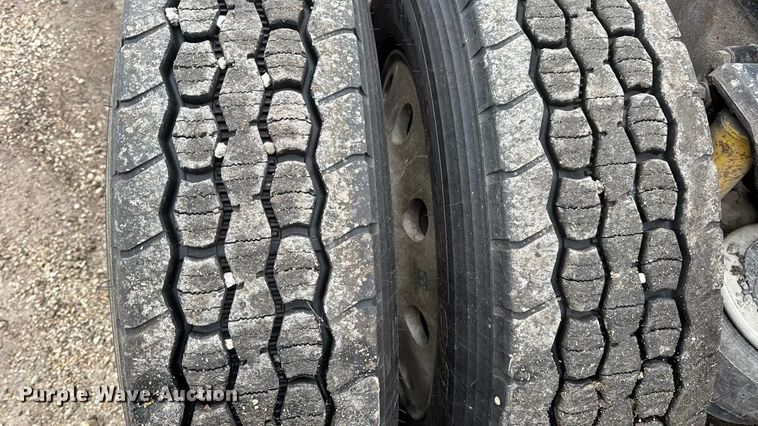 image for item DW6657 2004 Kenworth T800 semi truck