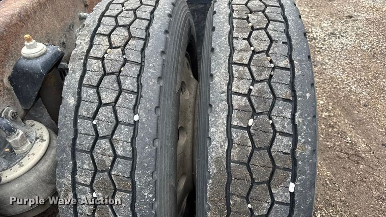 image for item DW6657 2004 Kenworth T800 semi truck