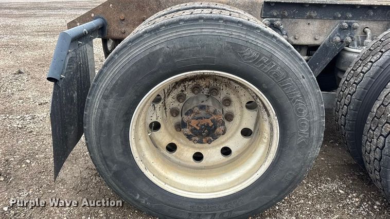 image for item DW6657 2004 Kenworth T800 semi truck