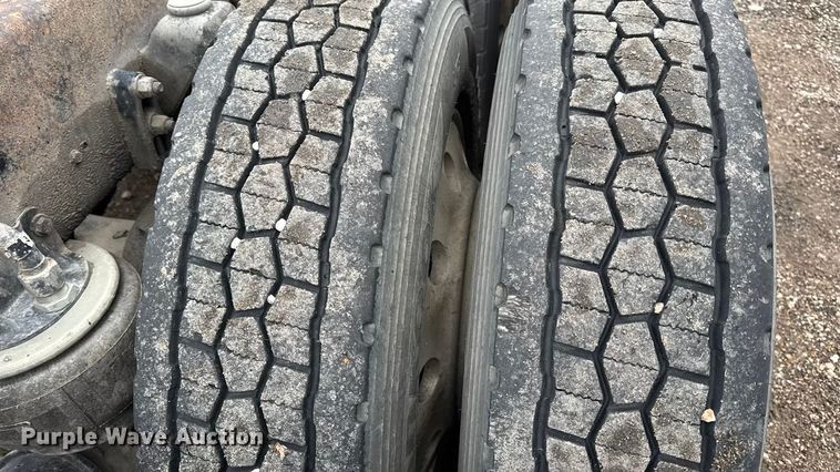 image for item DW6657 2004 Kenworth T800 semi truck