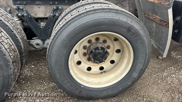 image for item DW6657 2004 Kenworth T800 semi truck