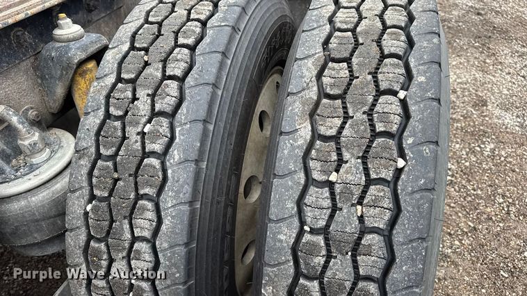 image for item DW6657 2004 Kenworth T800 semi truck