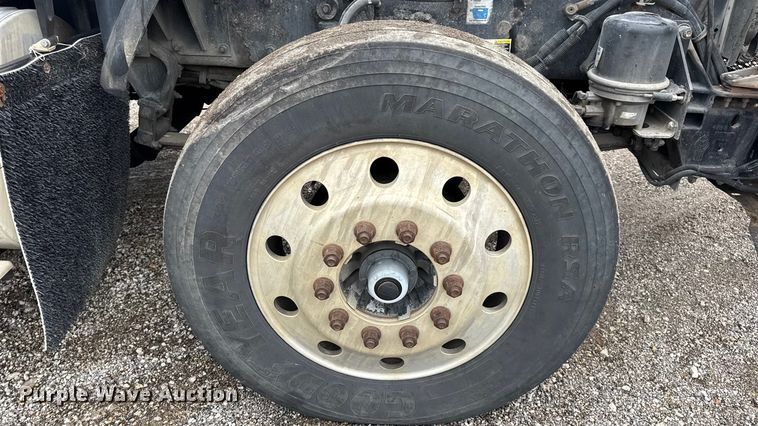 image for item DW6657 2004 Kenworth T800 semi truck