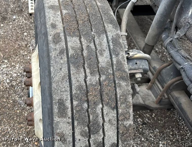 image for item DW6657 2004 Kenworth T800 semi truck