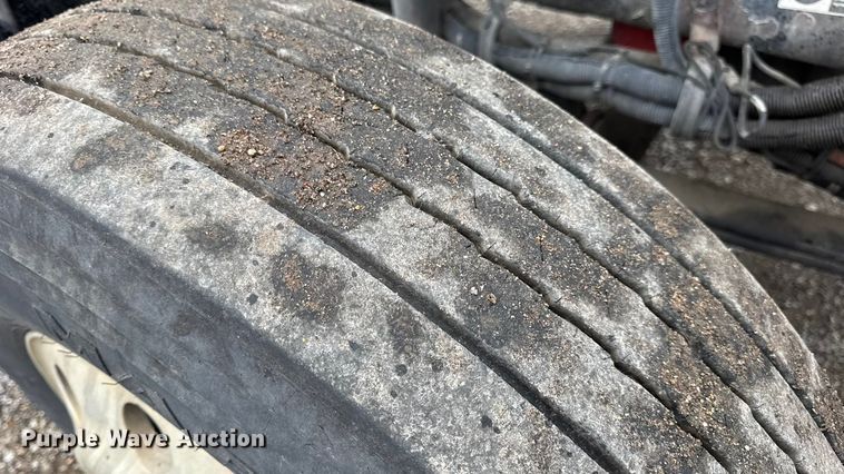 image for item DW6657 2004 Kenworth T800 semi truck