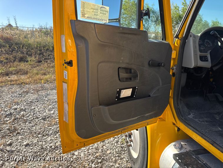 image for item DW6669 2014 International 4300 Durastar box truck