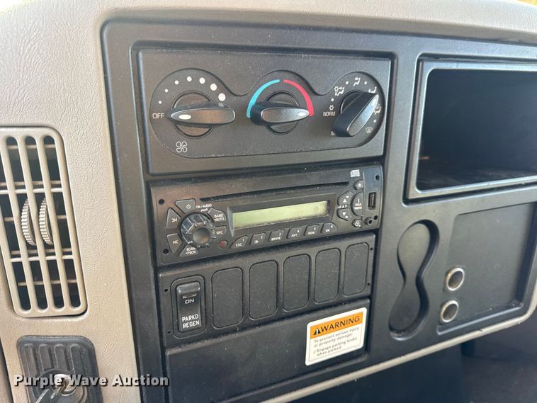 image for item DW6669 2014 International 4300 Durastar box truck