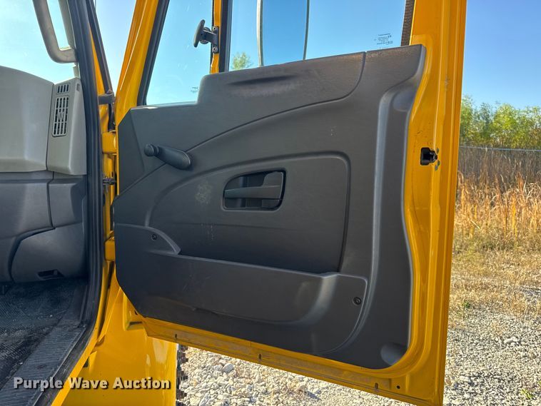 image for item DW6669 2014 International 4300 Durastar box truck