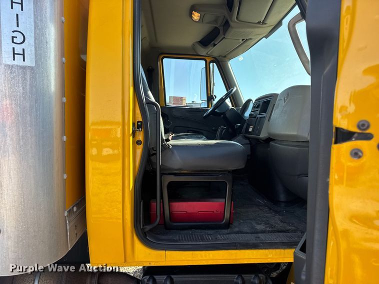 image for item DW6669 2014 International 4300 Durastar box truck