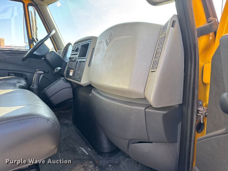 image for item DW6669 2014 International 4300 Durastar box truck