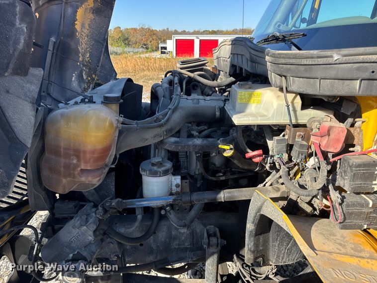 image for item DW6669 2014 International 4300 Durastar box truck