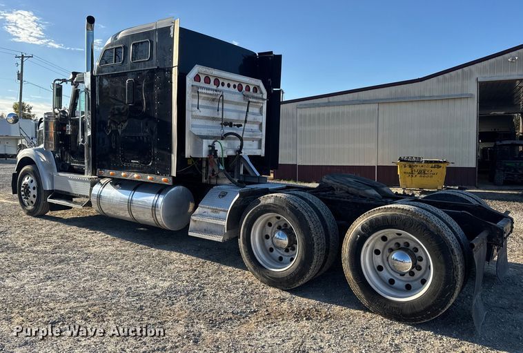 image for item DW6673 2006 International 9900i semi truck