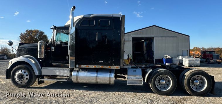 image for item DW6673 2006 International 9900i semi truck