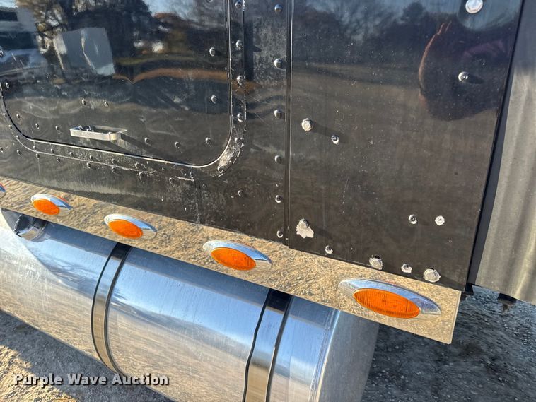 image for item DW6673 2006 International 9900i semi truck