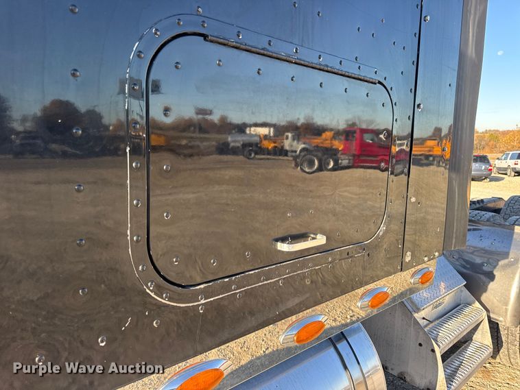 image for item DW6673 2006 International 9900i semi truck