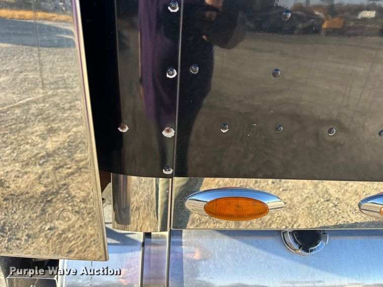 image for item DW6673 2006 International 9900i semi truck