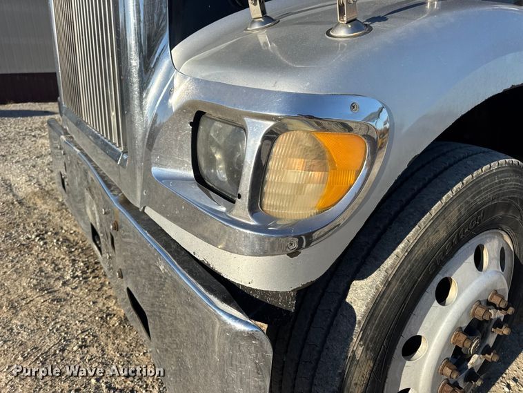 image for item DW6673 2006 International 9900i semi truck