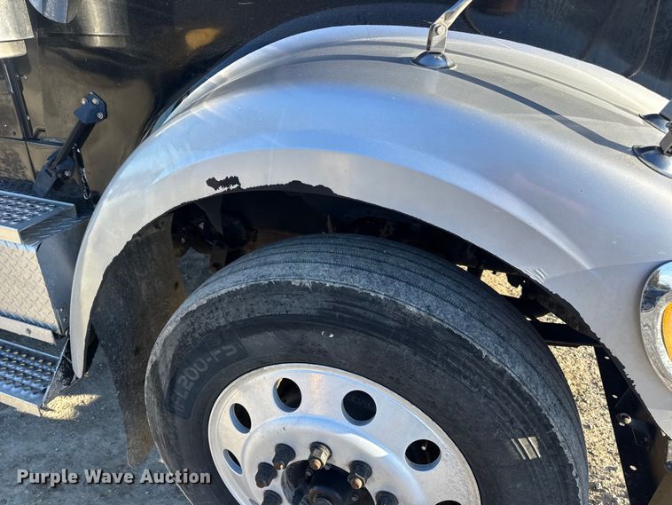 image for item DW6673 2006 International 9900i semi truck