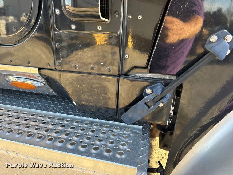 image for item DW6673 2006 International 9900i semi truck