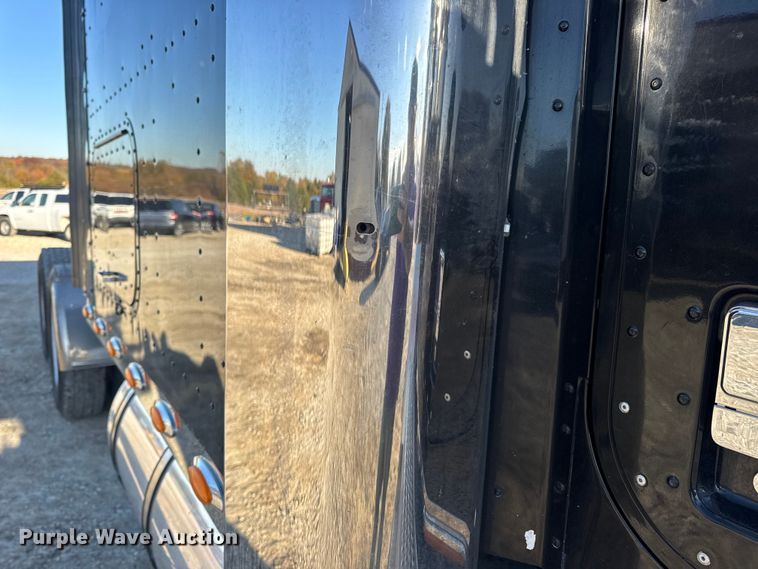 image for item DW6673 2006 International 9900i semi truck