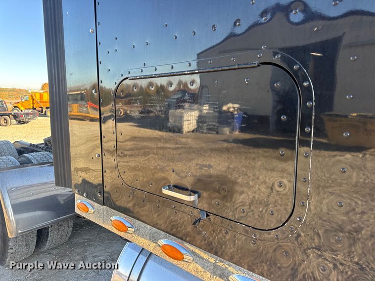 image for item DW6673 2006 International 9900i semi truck