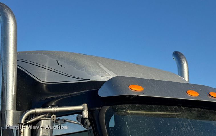 image for item DW6673 2006 International 9900i semi truck