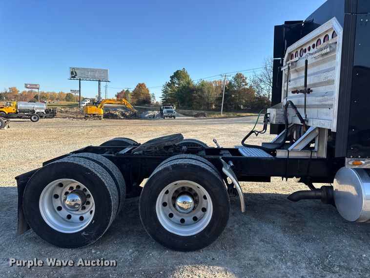 image for item DW6673 2006 International 9900i semi truck