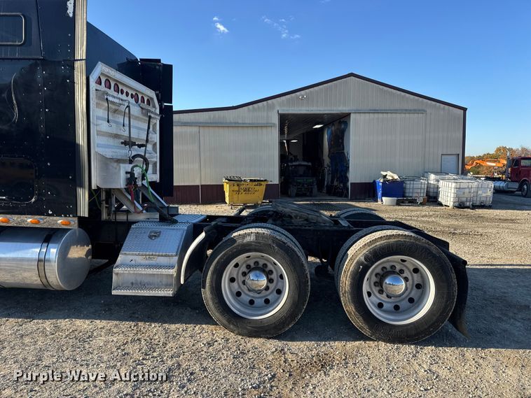 image for item DW6673 2006 International 9900i semi truck