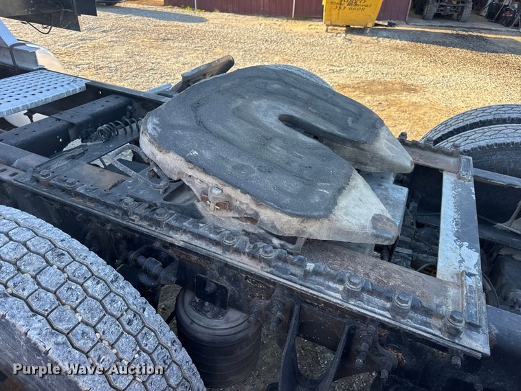 image for item DW6673 2006 International 9900i semi truck