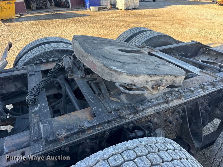 image for item DW6673 2006 International 9900i semi truck