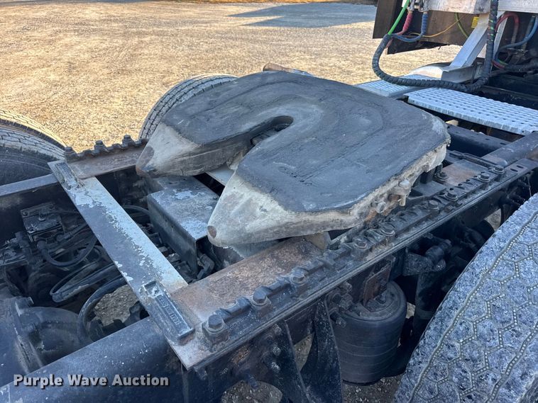 image for item DW6673 2006 International 9900i semi truck