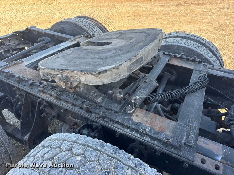 image for item DW6673 2006 International 9900i semi truck