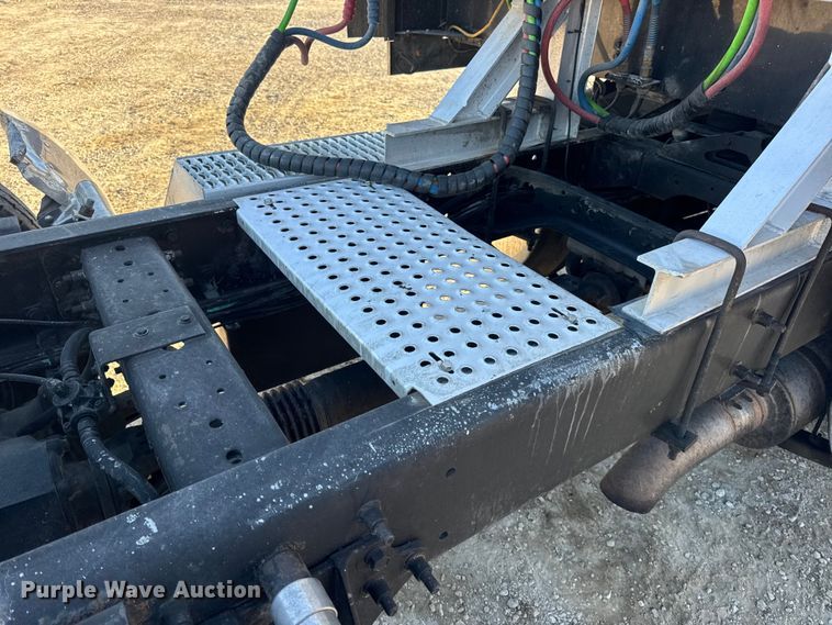 image for item DW6673 2006 International 9900i semi truck