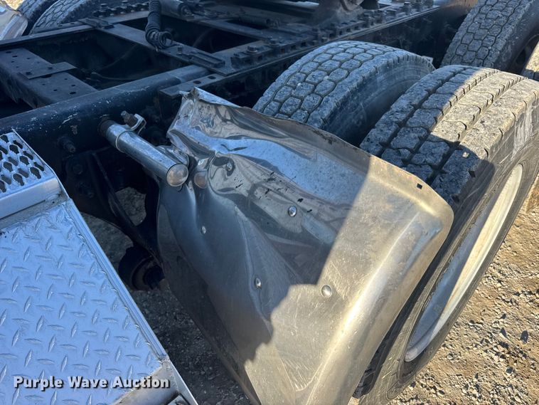 image for item DW6673 2006 International 9900i semi truck