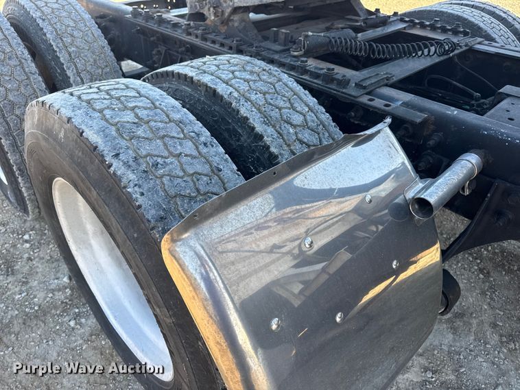 image for item DW6673 2006 International 9900i semi truck