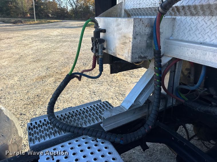 image for item DW6673 2006 International 9900i semi truck